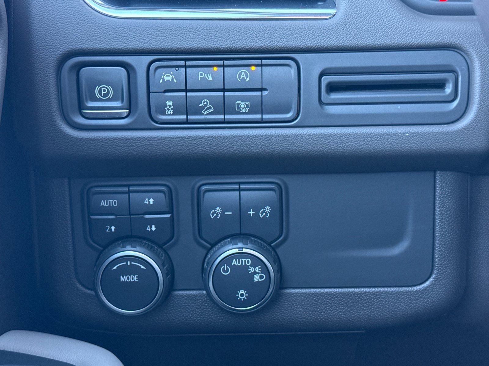 Used 2023 Chevrolet Suburban Z71 w/ Luxury Package image 34