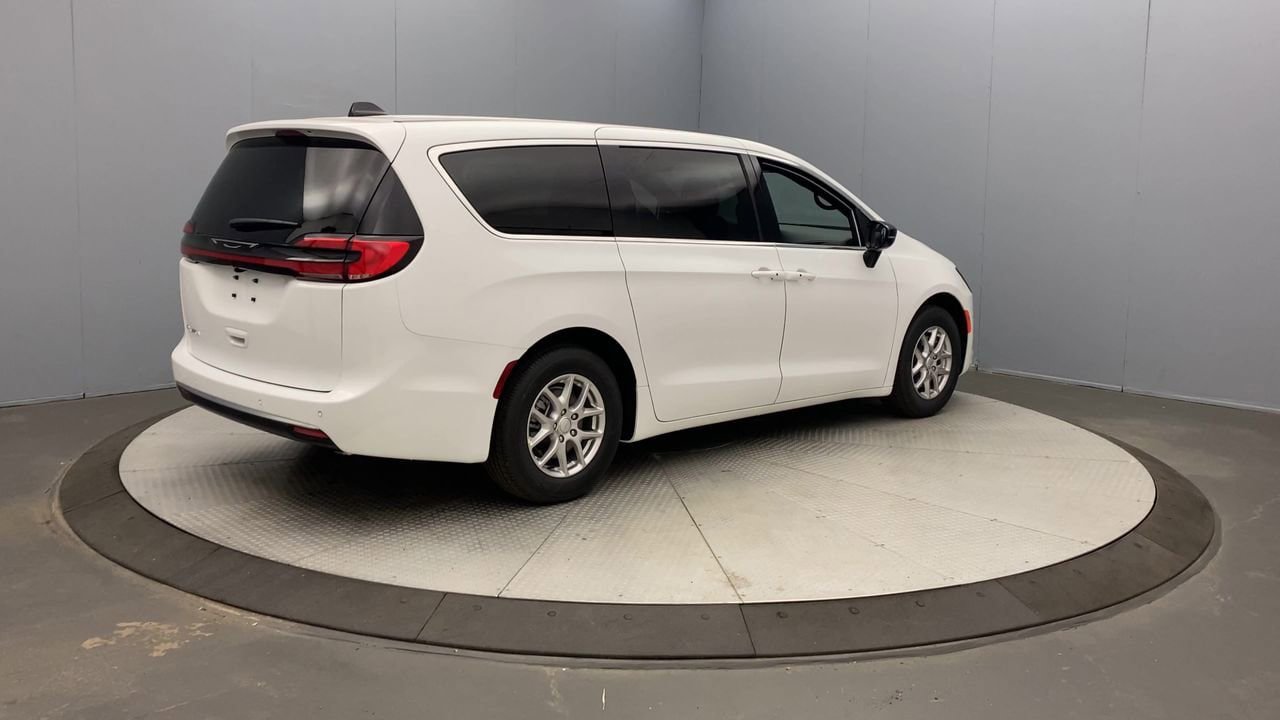 New 2027 Chrysler Pacifica Select FWD image 5