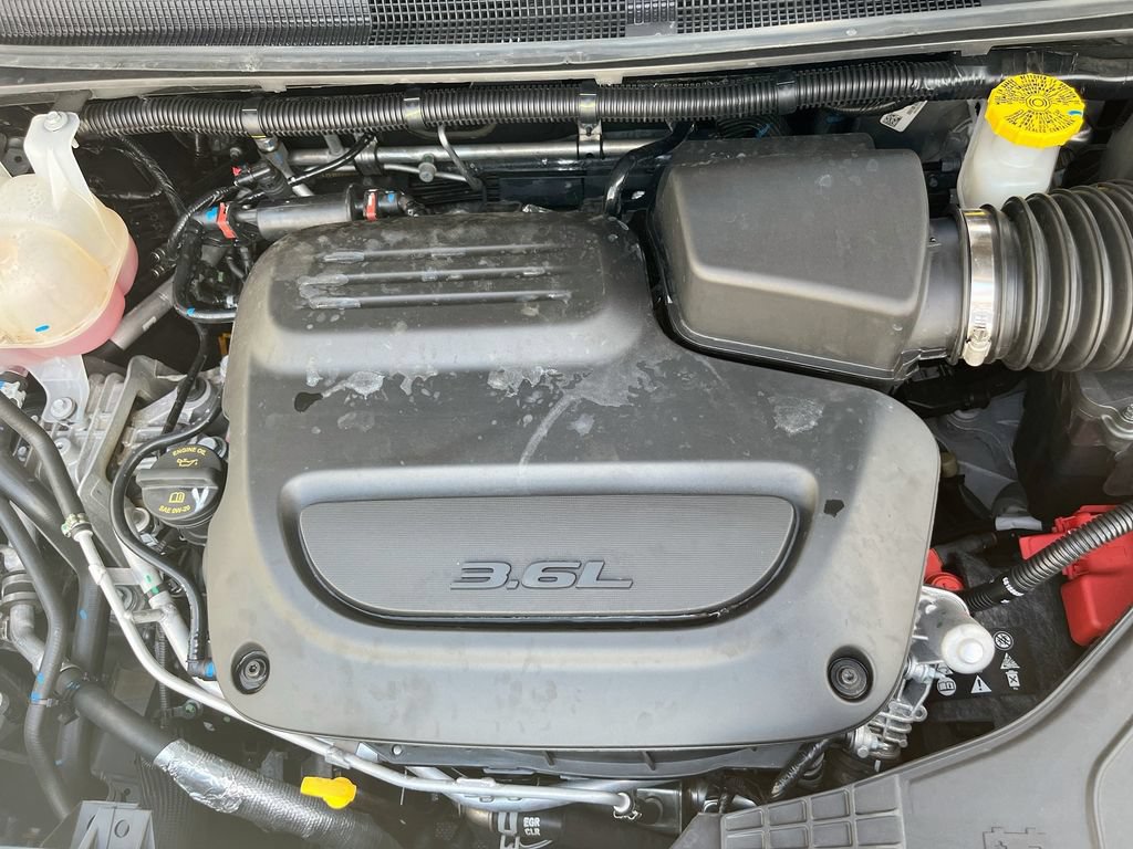 Used 2026 Chrysler Pacifica Limited FWD image 32