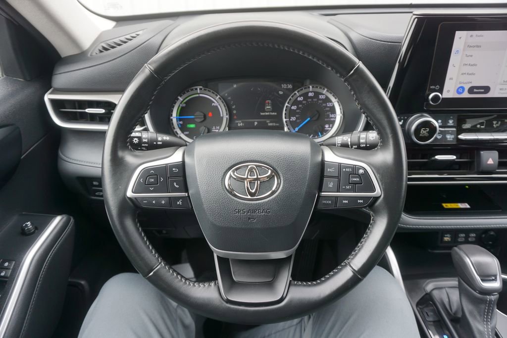 Used 2023 Toyota Highlander XLE AWD/4WD image 3