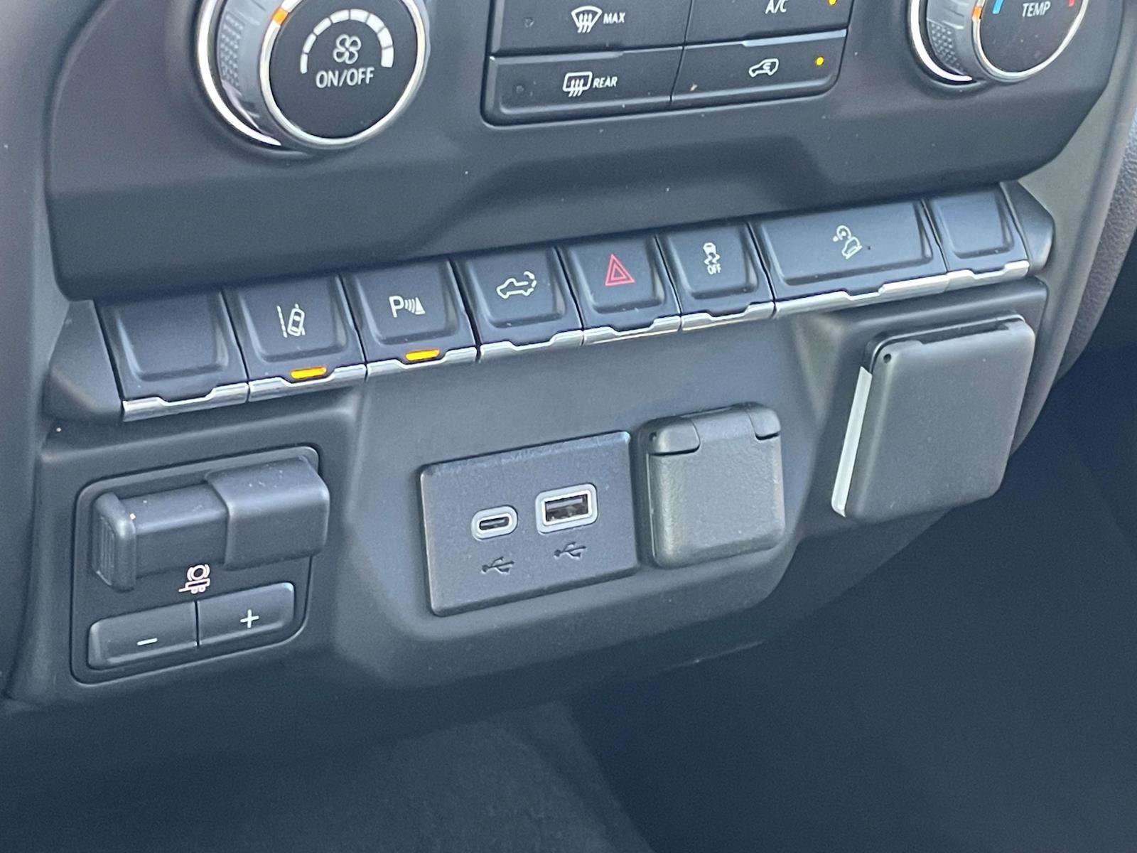 Used 2024 Chevrolet Silverado 2500 Custom w/ Custom Value Package image 5