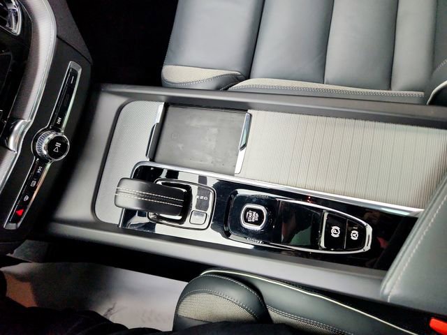 Used 2022 Volvo XC60 B6 R-Design w/ Advanced Package image 22