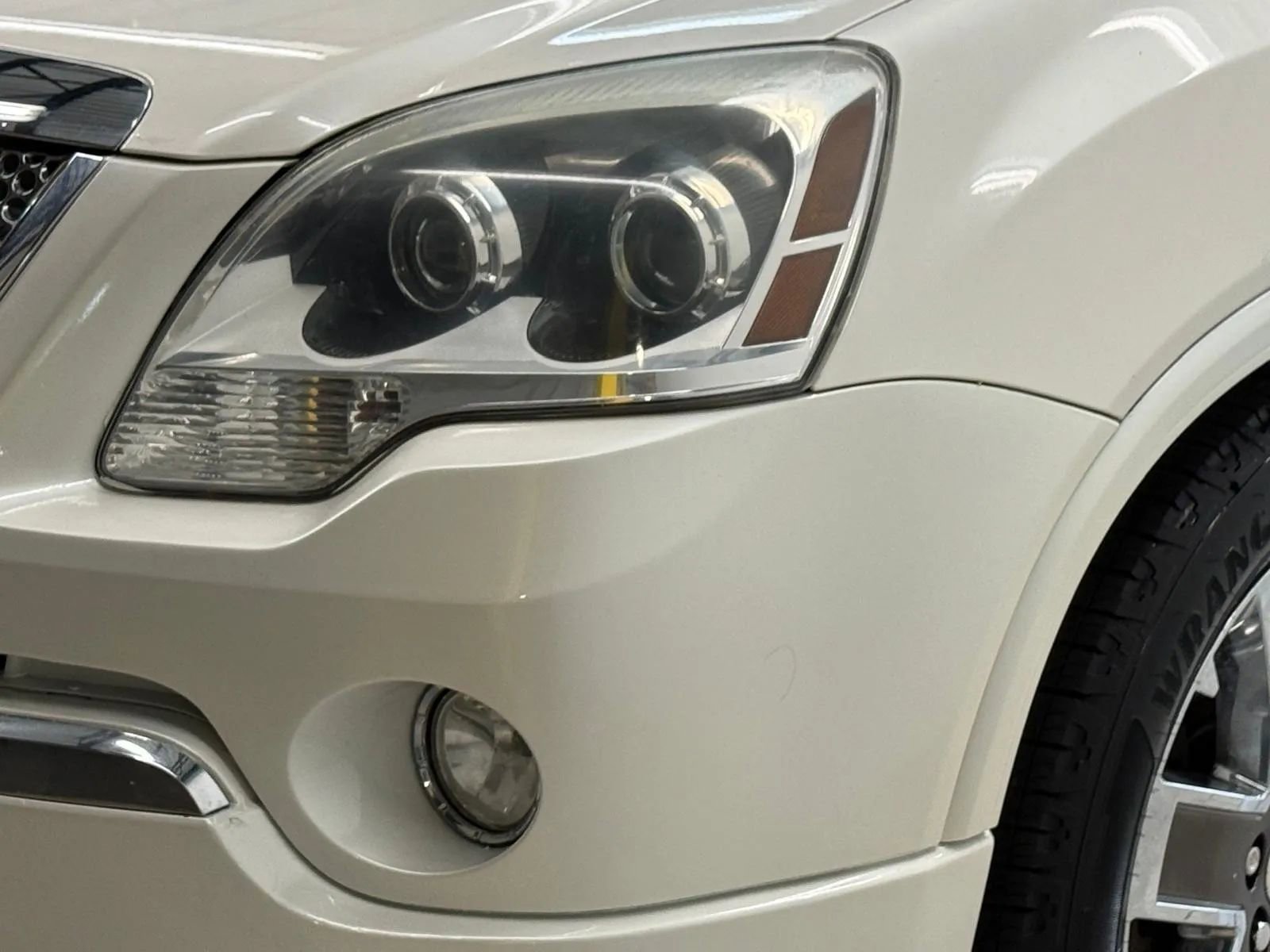 Used 2011 GMC Acadia Denali image 4