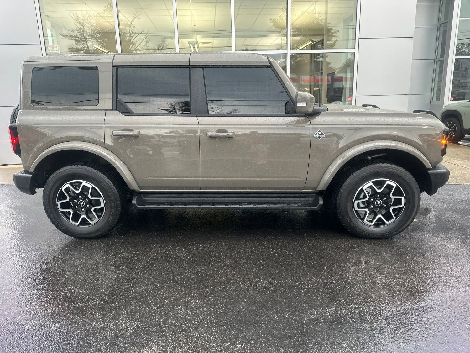 Used 2025 Ford Bronco Outer Banks AWD/4WD image 2