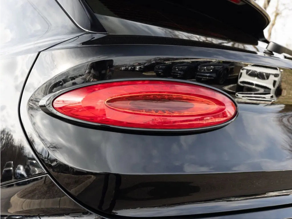 Used 2025 Bentley Bentayga V8 image 65