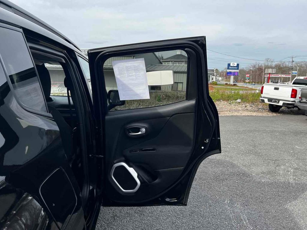 Used 2018 Jeep Renegade Latitude image 18