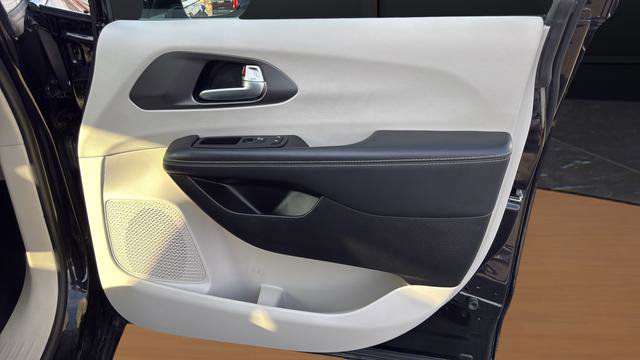 Used 2024 Chrysler Pacifica Touring-L image 53