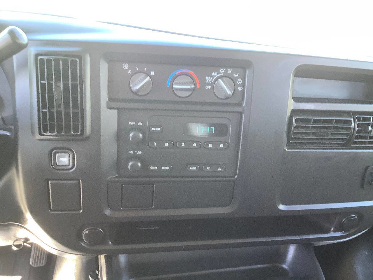 Used 2003 Chevrolet Express 1500 image 39