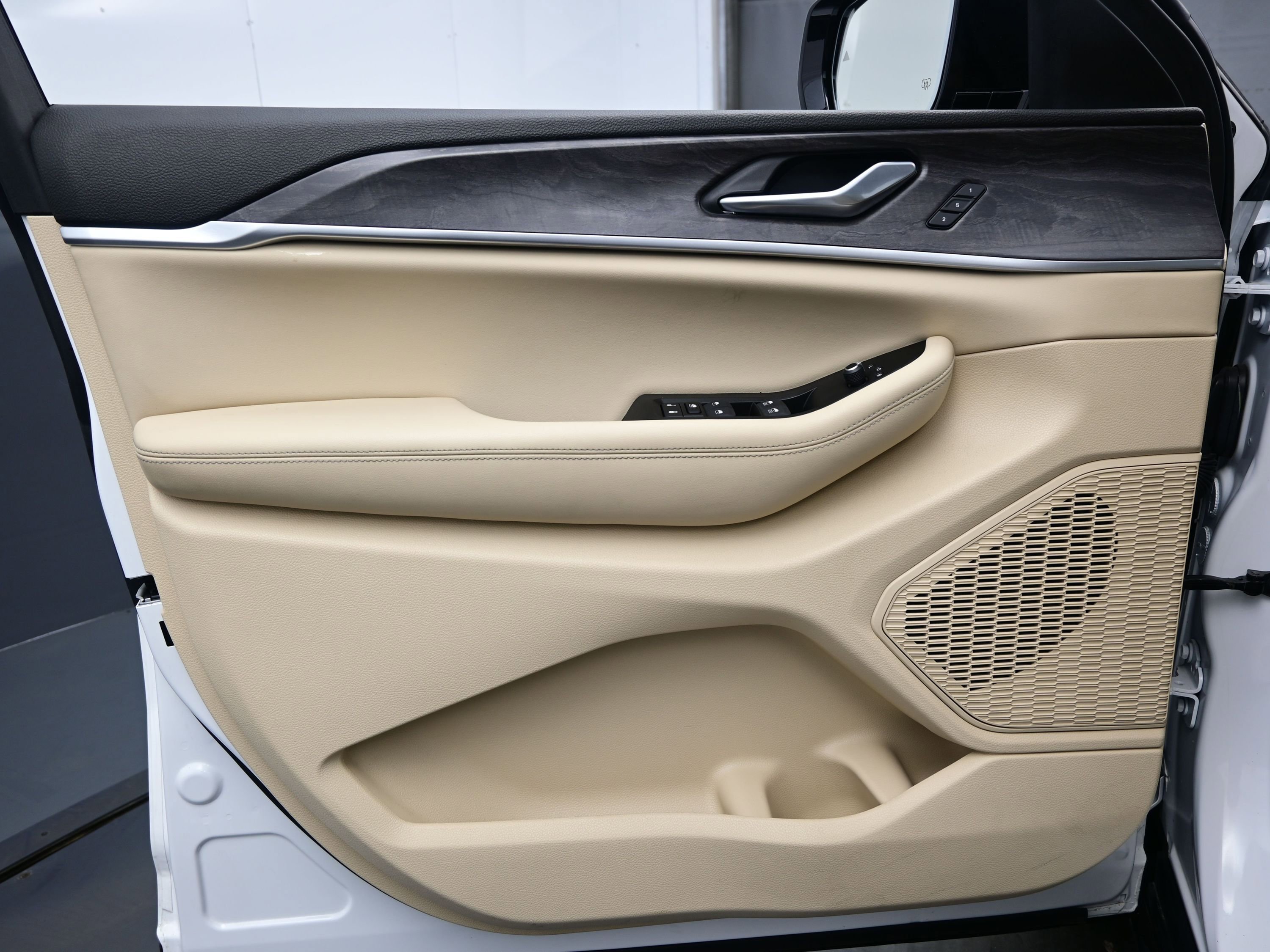 Used 2024 Jeep Grand Cherokee Limited w/ Luxury Tech Group II image 9