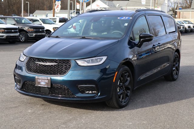 Used 2025 Chrysler Pacifica Limited image 14