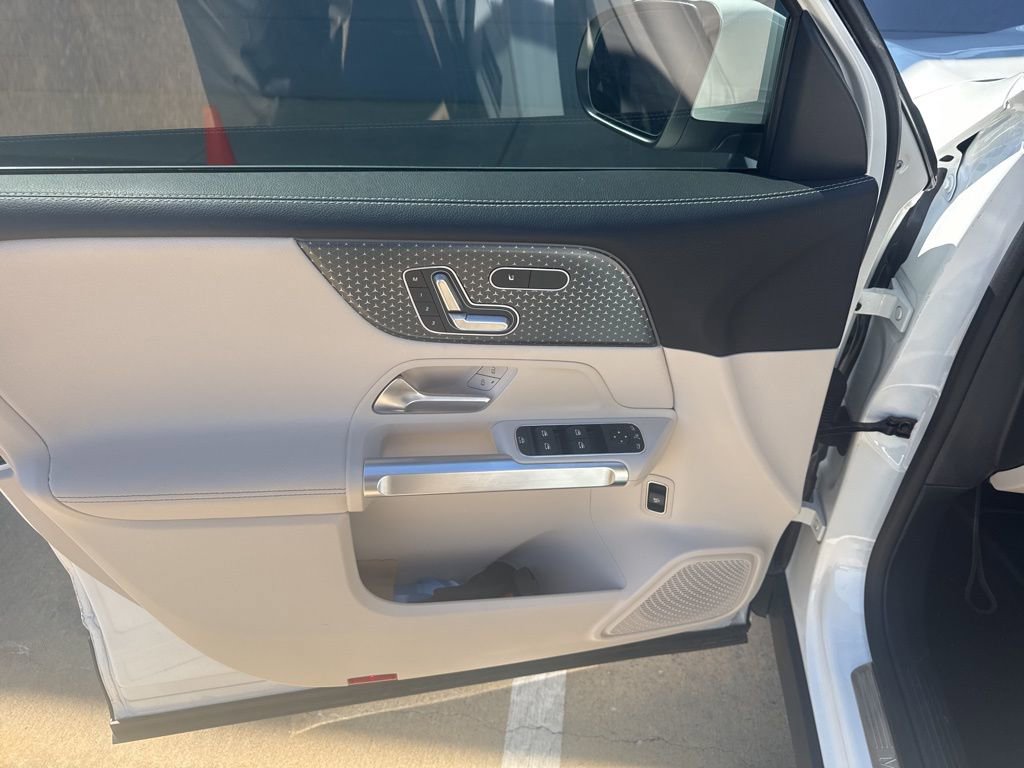 Used 2025 Mercedes-Benz GLB 250 image 8