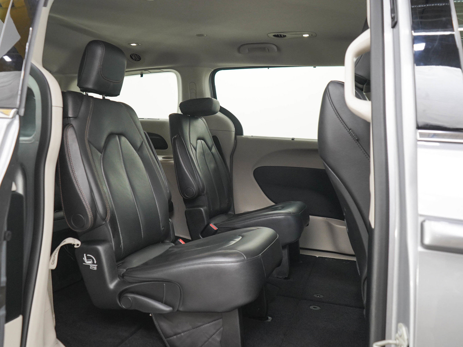 Used 2018 Chrysler Pacifica Touring-L FWD image 12