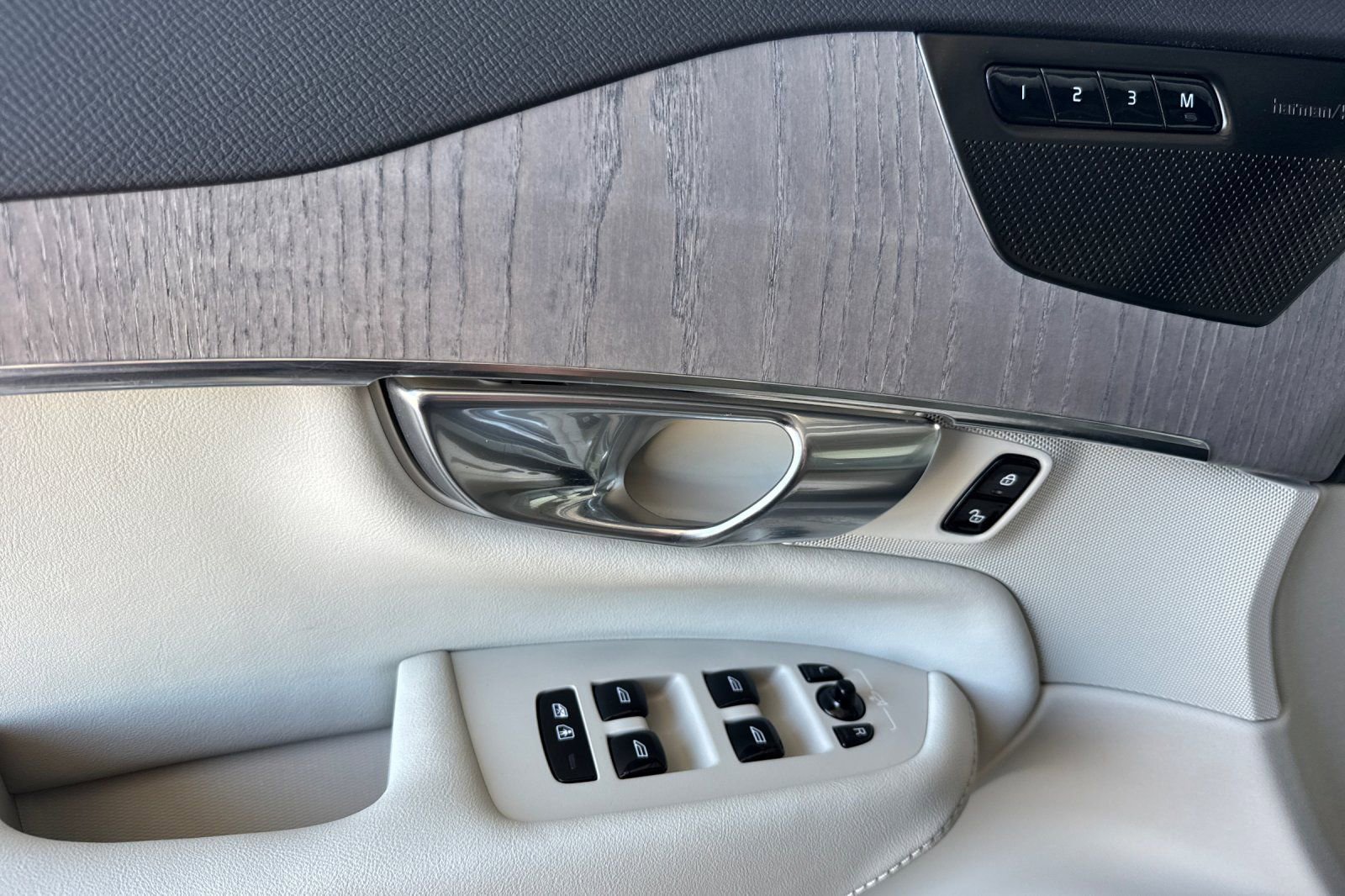 Used 2023 Volvo XC90 T8 Plus image 15