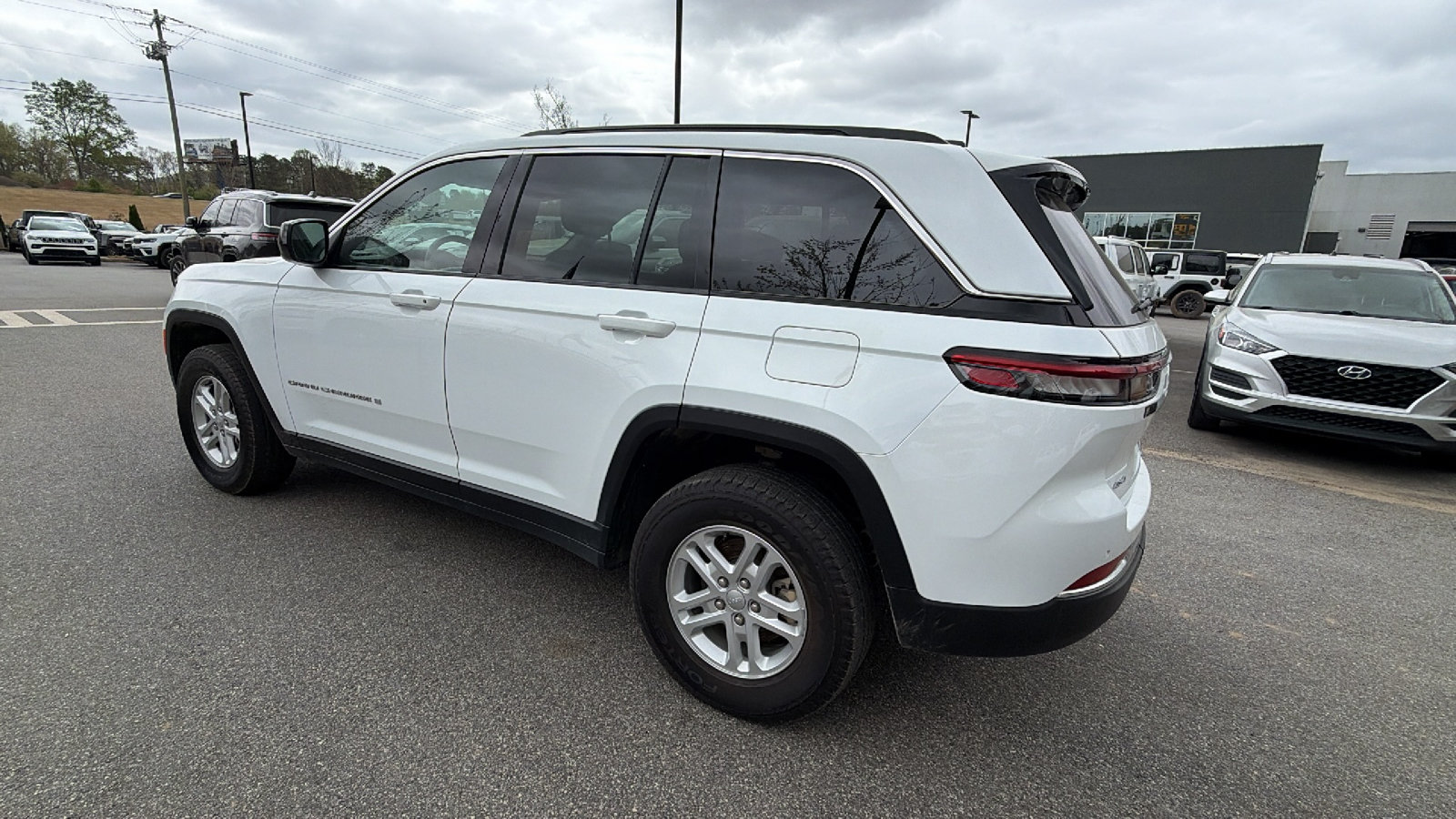 Certified 2024 Jeep Grand Cherokee Laredo AWD/4WD image 10
