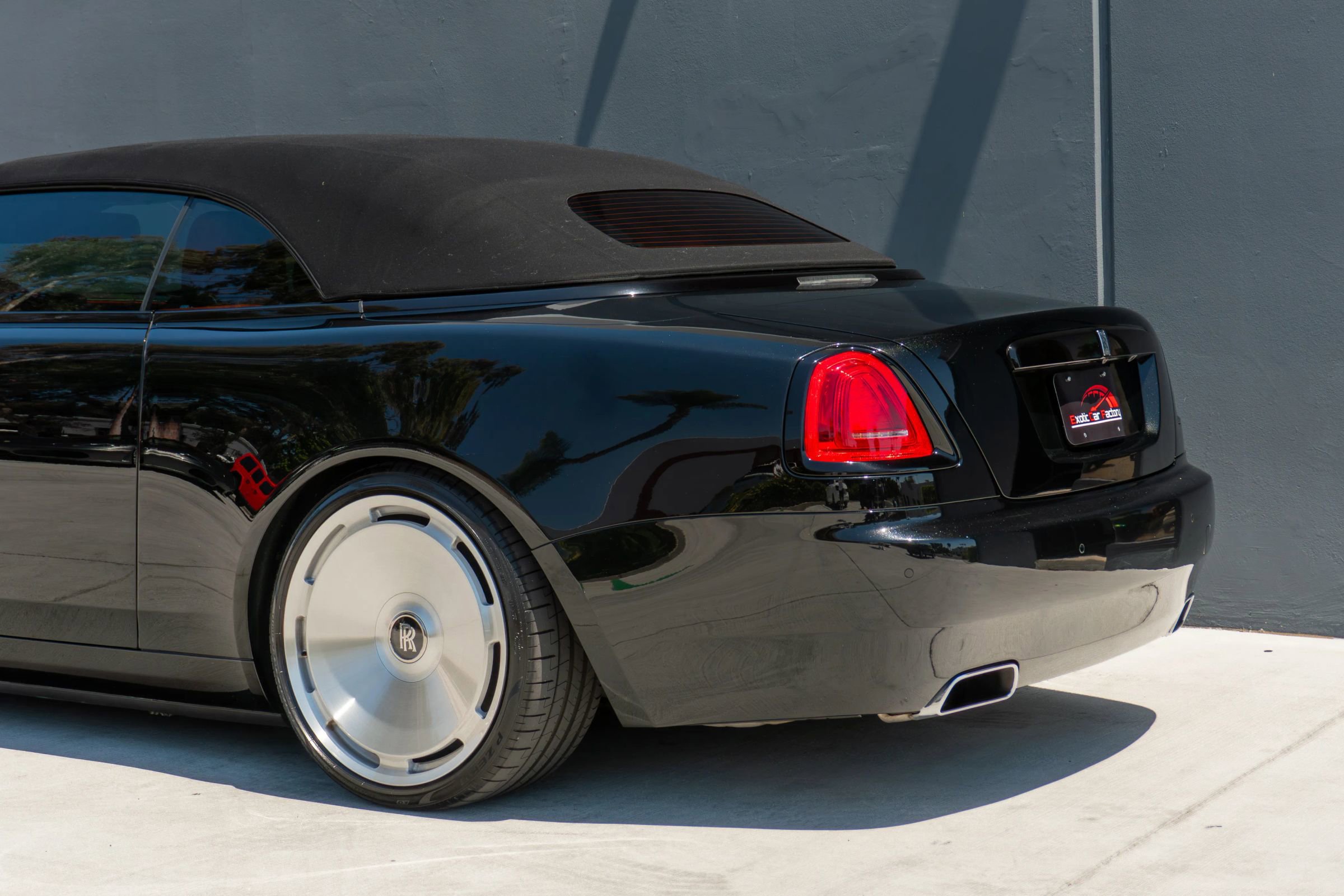 Used 2019 Rolls-Royce Dawn RWD image 26