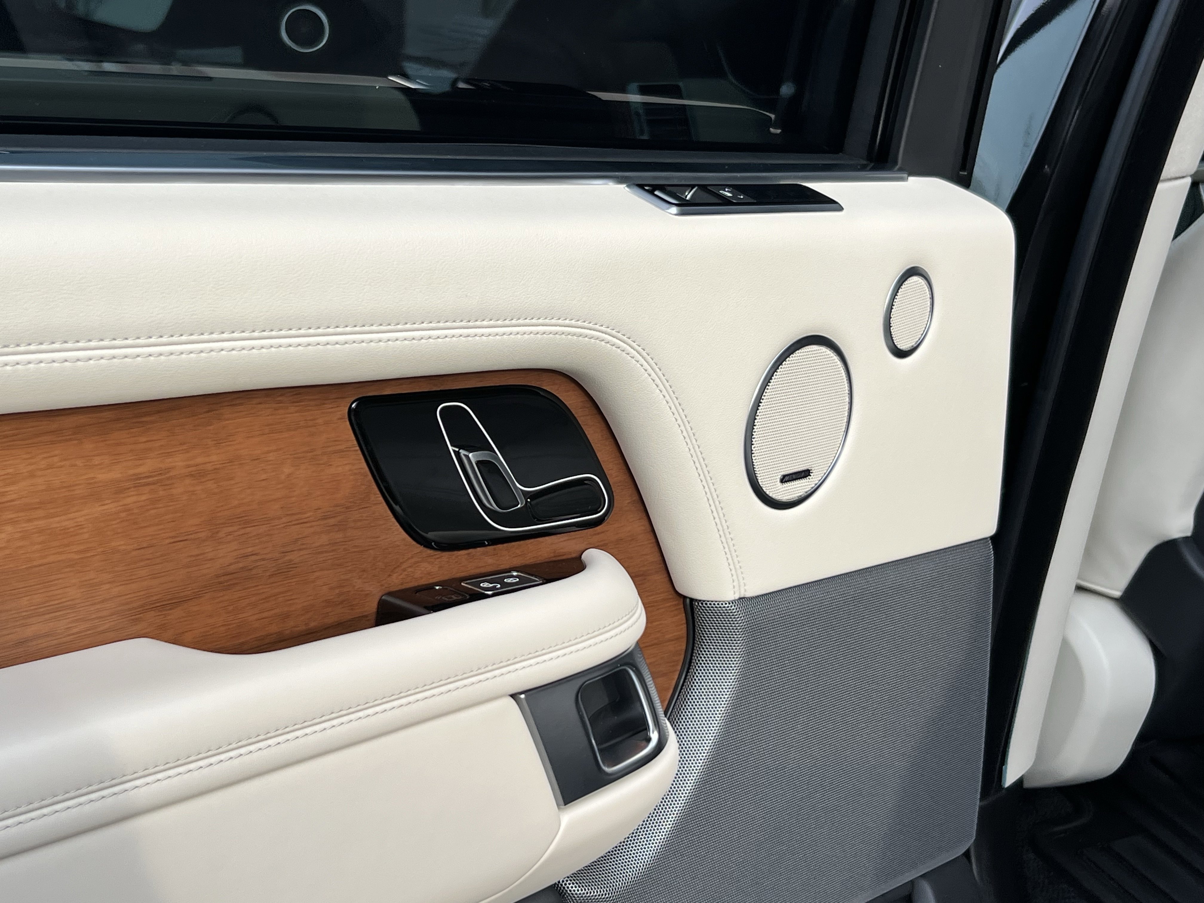 Used 2020 Land Rover Range Rover Long Wheelbase HSE image 29