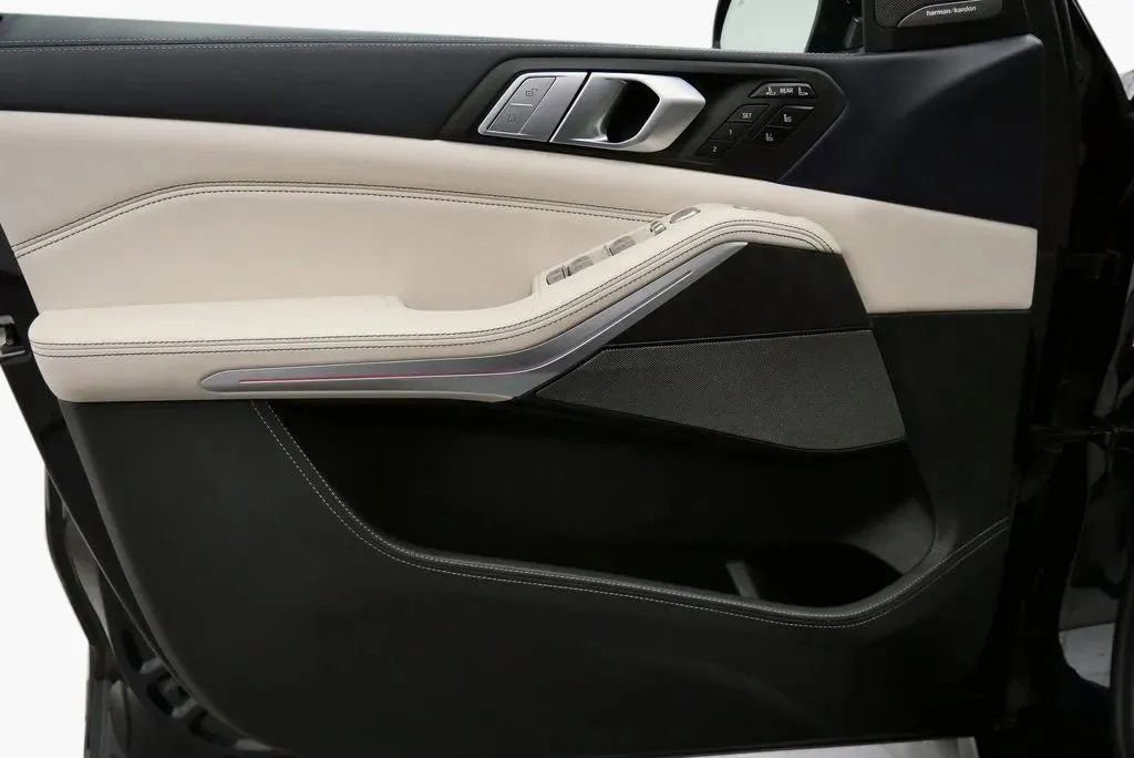 Used 2022 BMW X7 M50i image 14