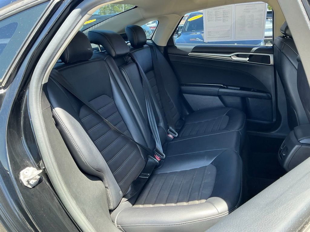 Used 2017 Ford Fusion SE w/ Equipment Group 201A FWD image 18