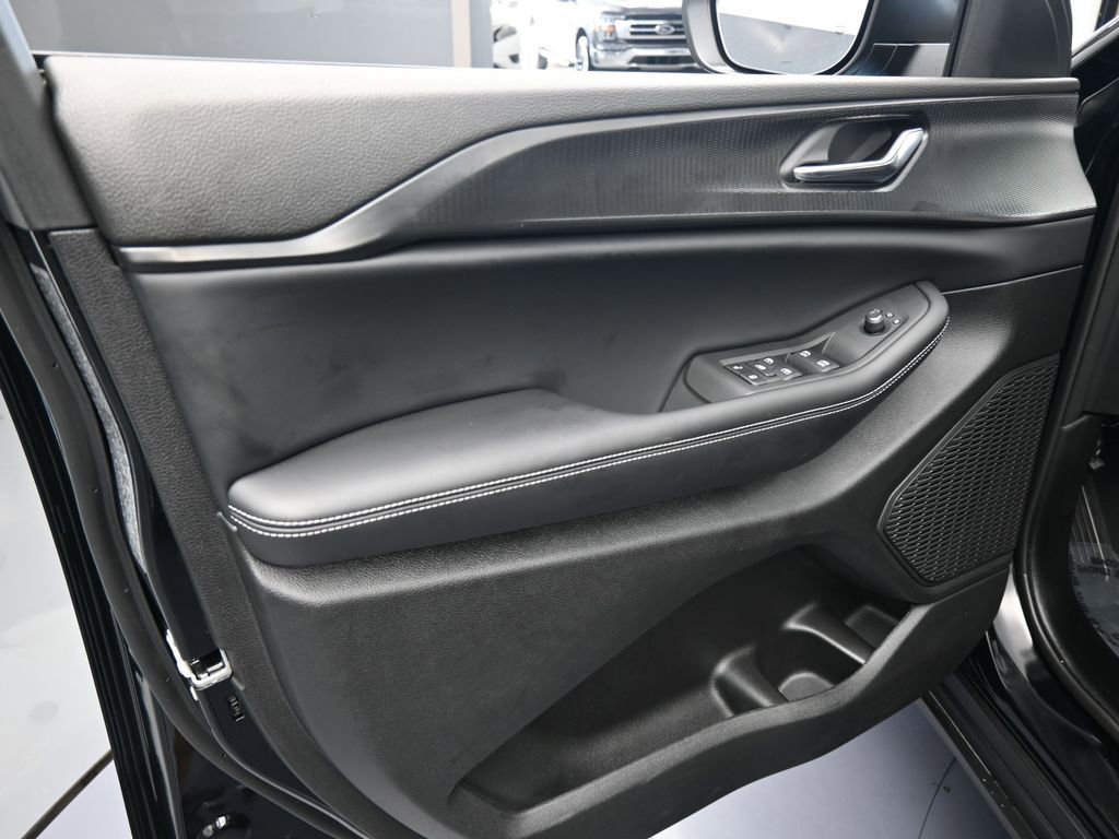 Used 2025 Jeep Grand Cherokee Laredo image 15