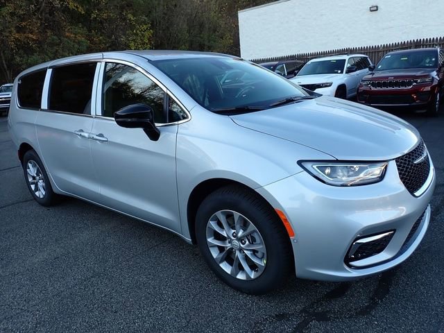 New 2026 Chrysler Pacifica Select image 9