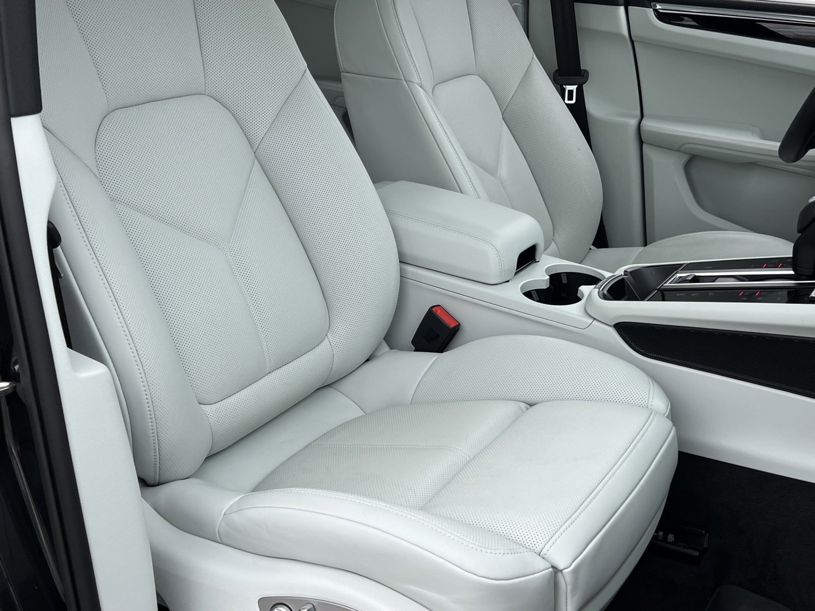 Certified 2025 Porsche Macan image 15