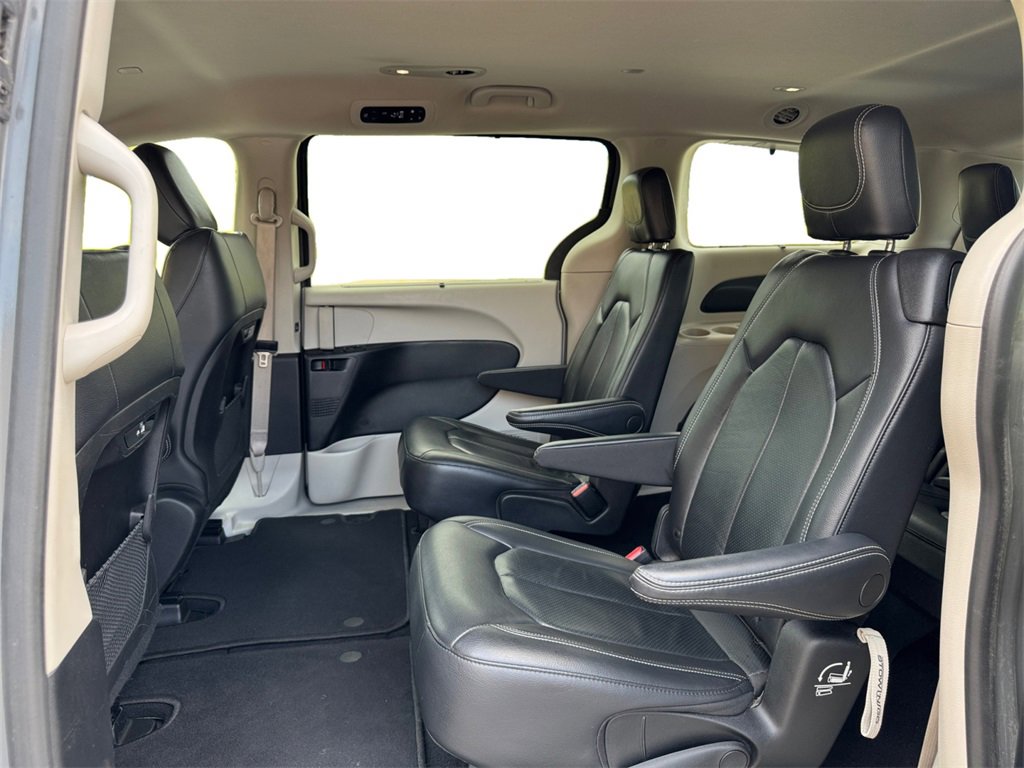 Used 2022 Chrysler Pacifica Touring-L image 19