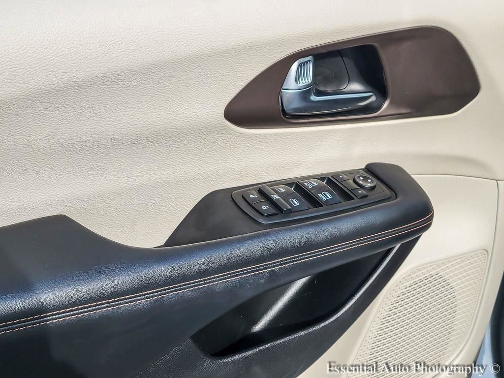 Used 2019 Chrysler Pacifica Touring-L w/ Advanced Safetytec Group image 14