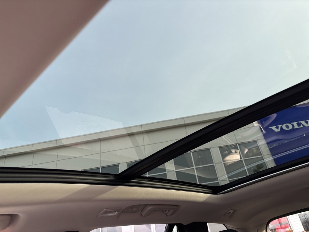 Certified 2025 Volvo XC90 B6 Plus image 30