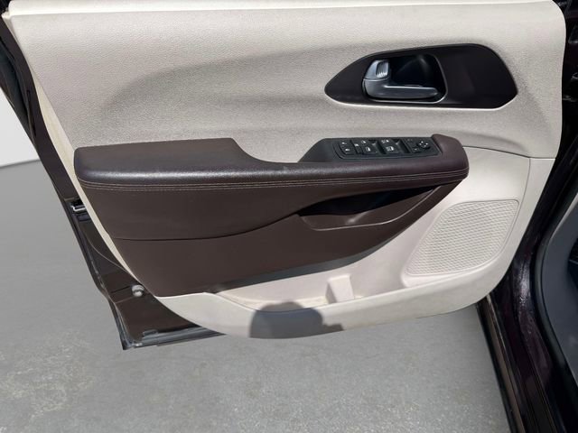 Used 2017 Chrysler Pacifica Touring-L w/ Tire & Wheel Group FWD image 14