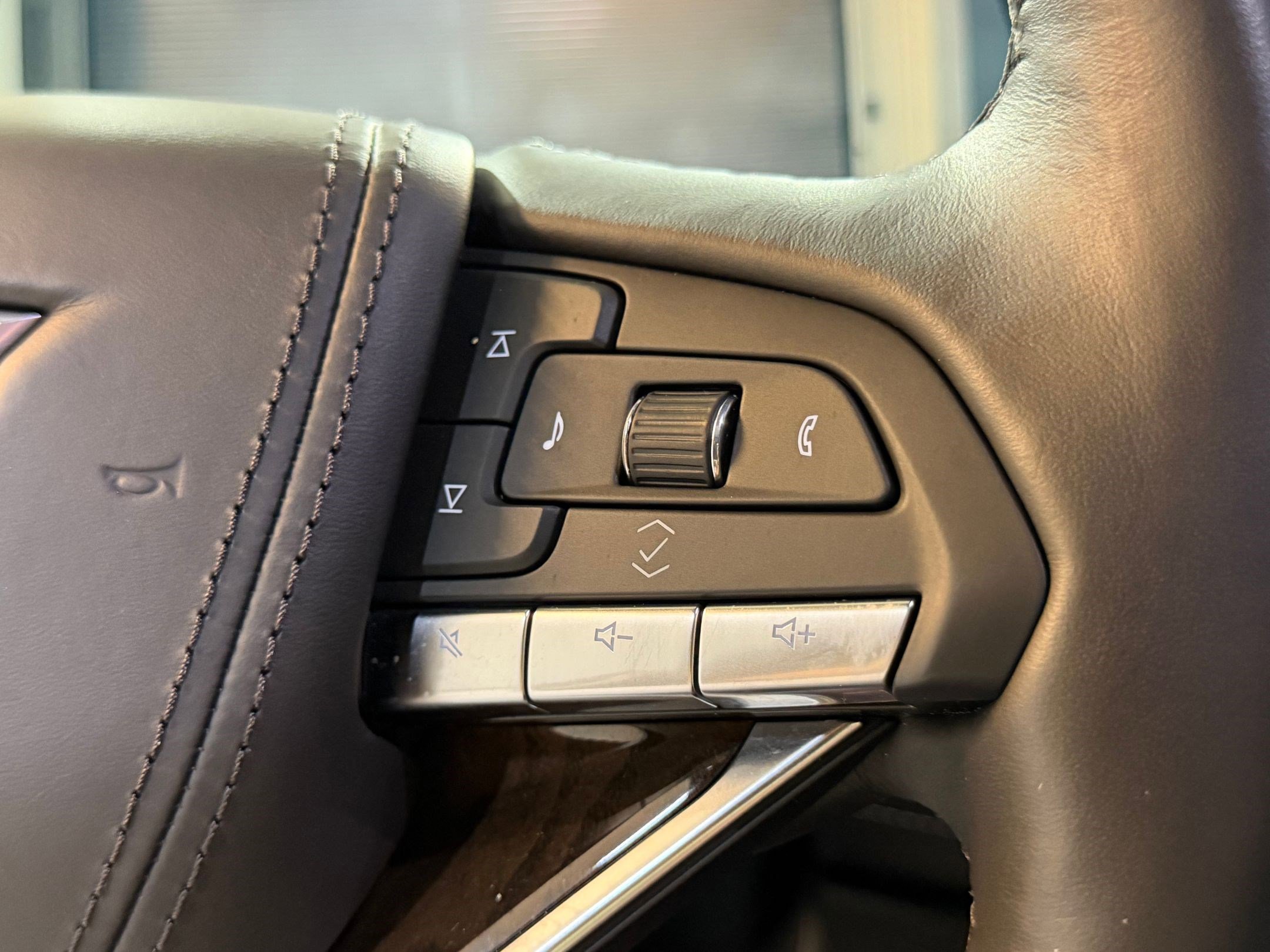 Certified 2024 Cadillac Escalade Sport Platinum w/ LPO, ONYX Package image 30