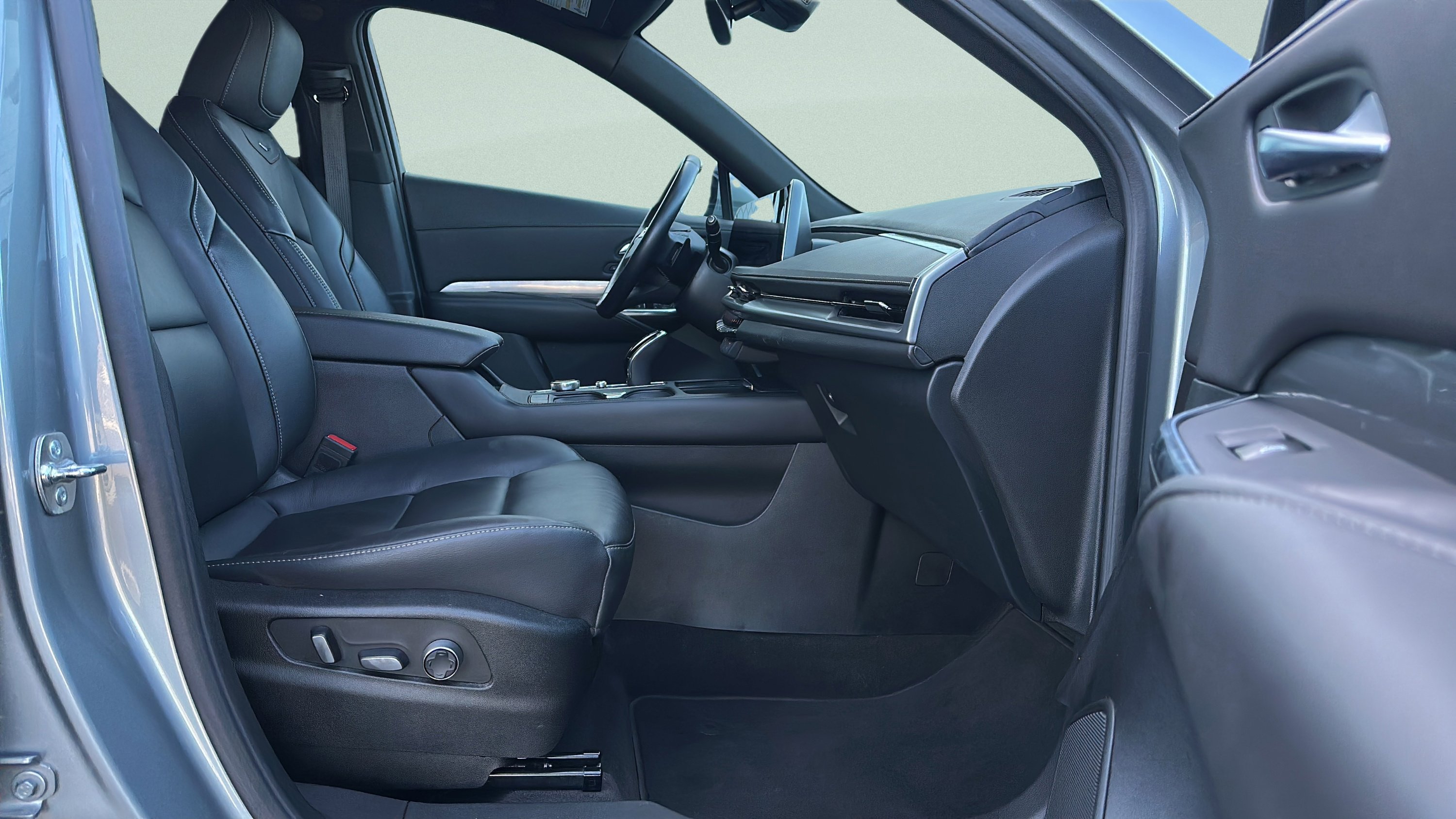 Used 2025 Cadillac XT4 Premium Luxury image 56