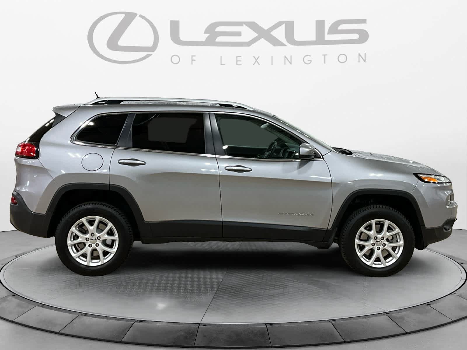 Used 2017 Jeep Cherokee Latitude AWD/4WD image 6