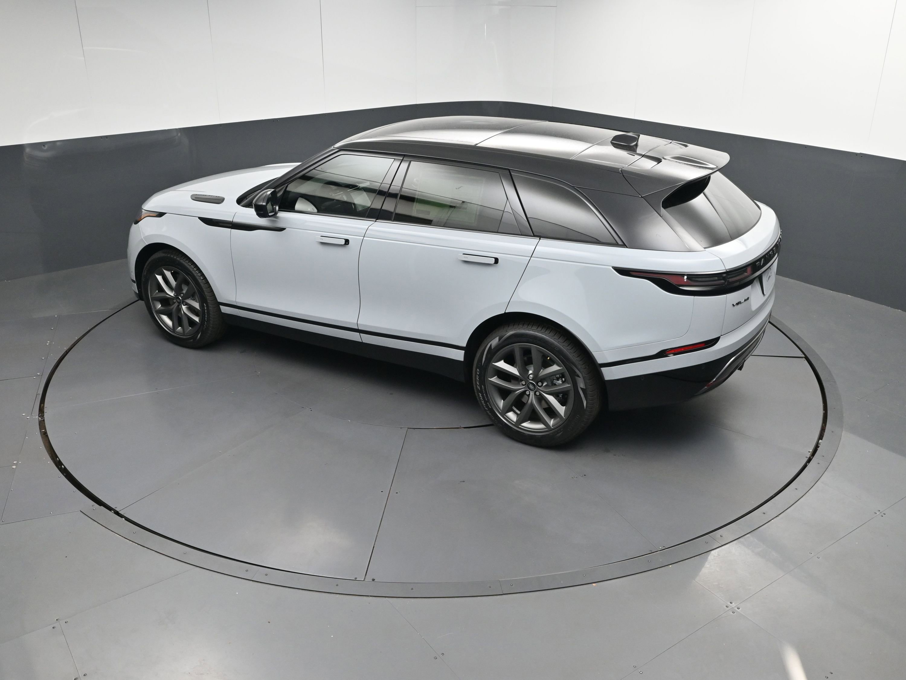 New 2026 Land Rover Range Rover Velar Dynamic SE image 32