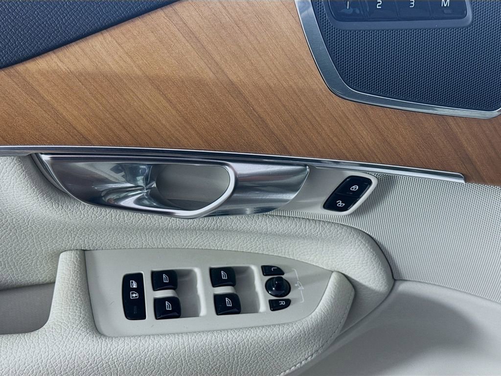 Used 2021 Volvo XC90 T6 Momentum image 21