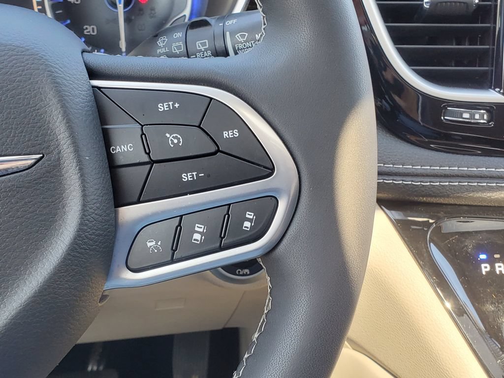 Used 2022 Chrysler Pacifica Limited AWD/4WD image 12