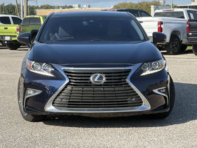 Used 2017 Lexus ES 350 w/ Luxury Package FWD image 4