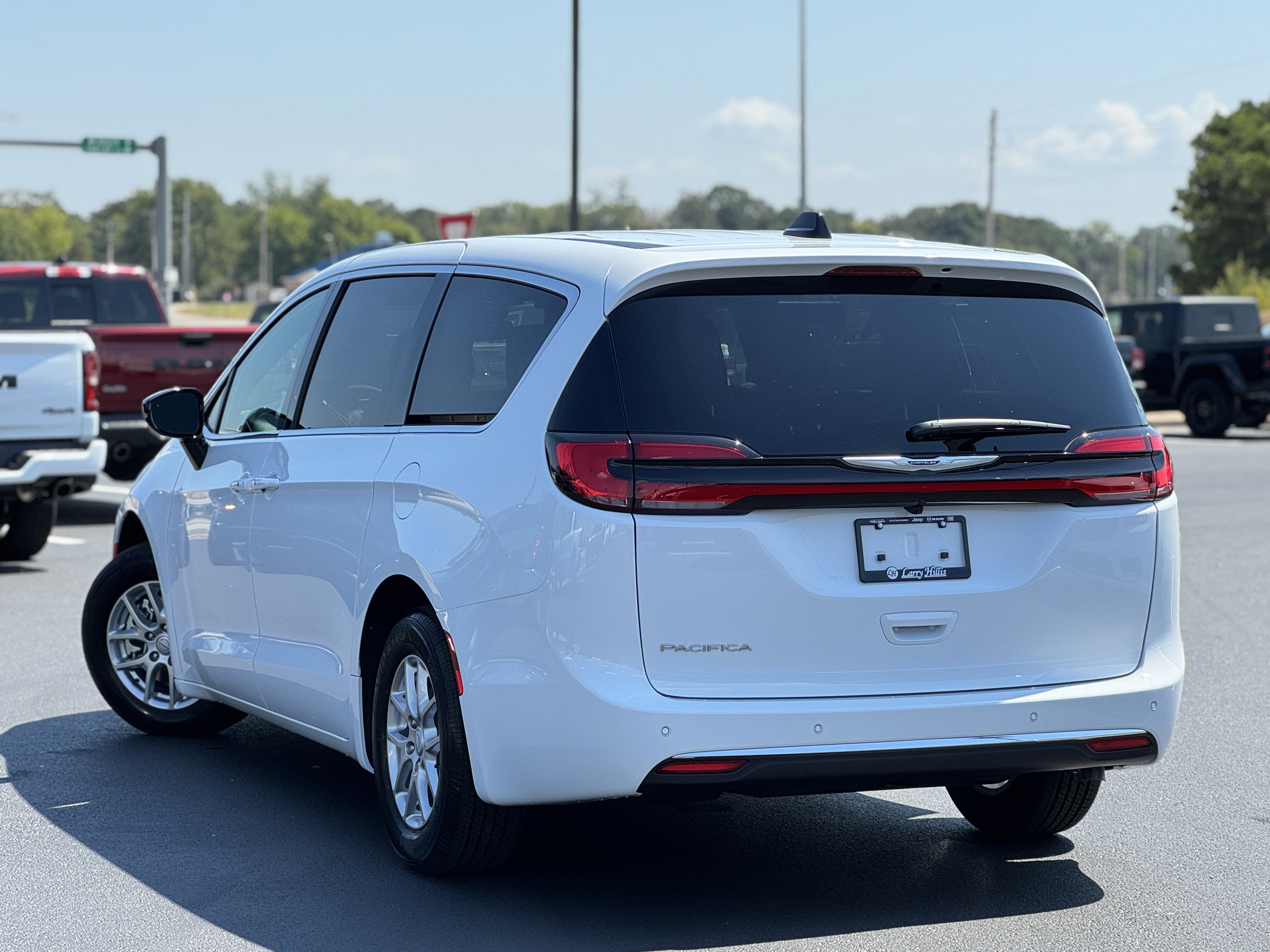 New 2026 Chrysler Pacifica Select image 5