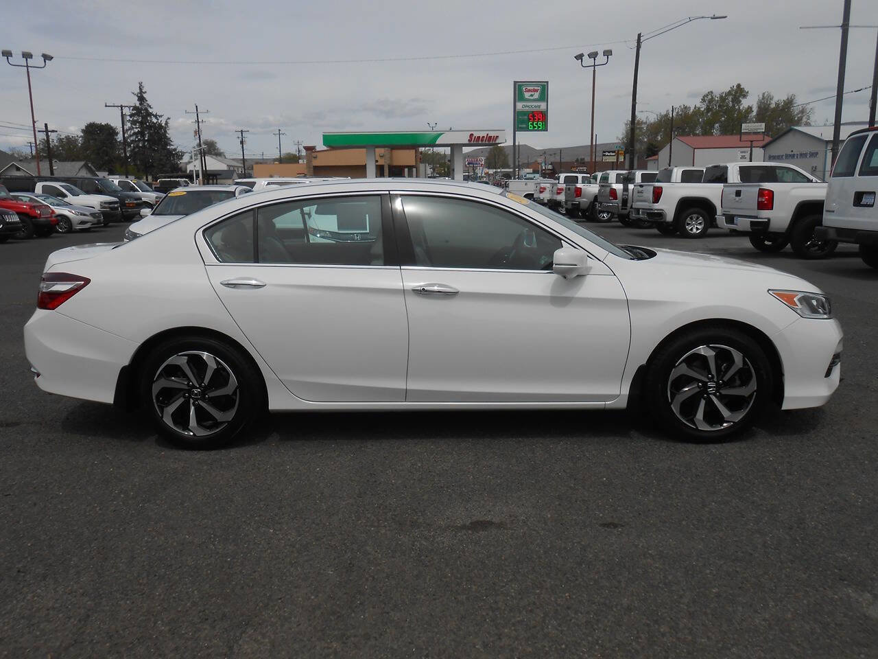 Used 2017 Honda Accord EX-L image 2