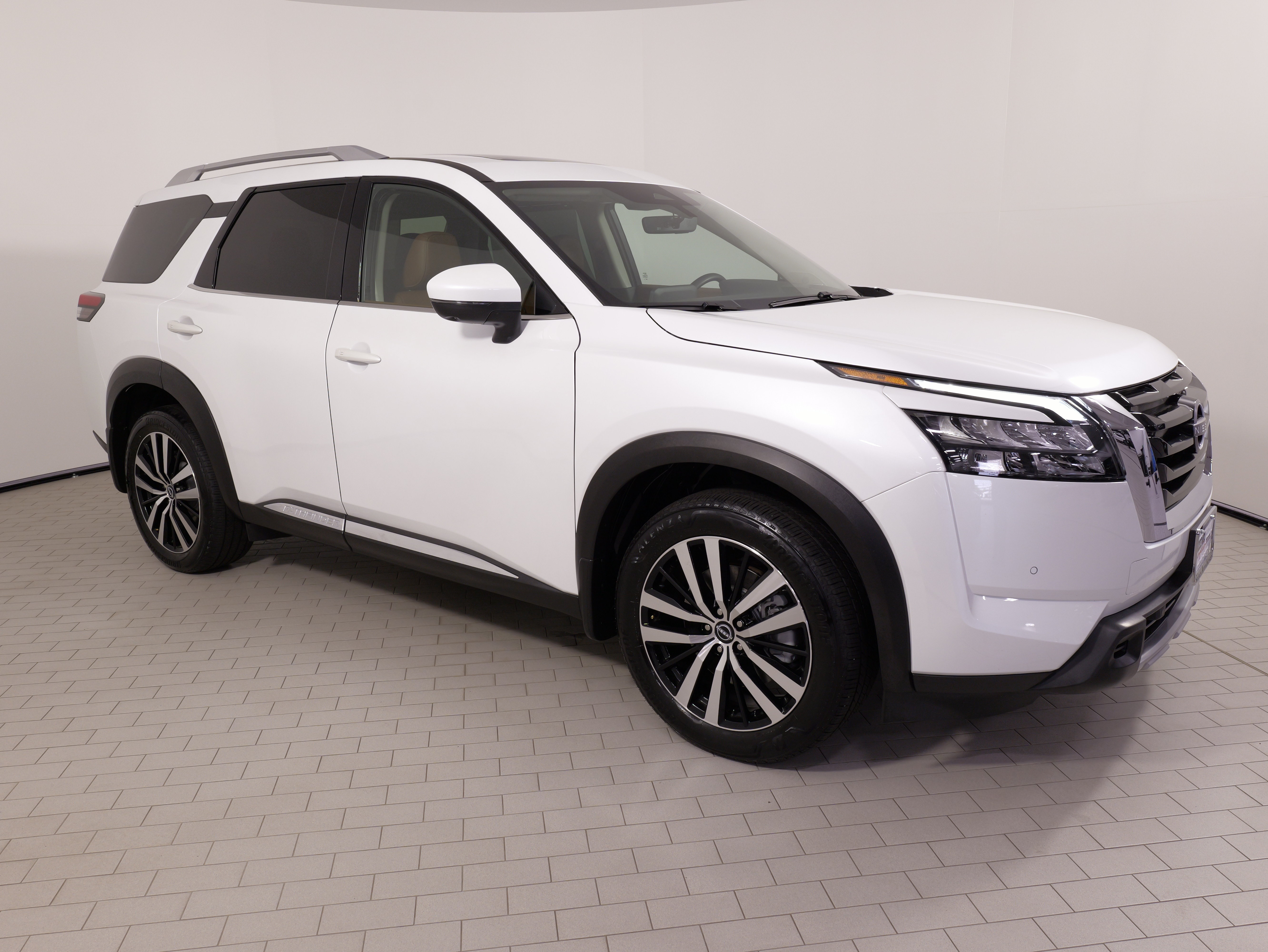 Used 2025 Nissan Pathfinder Platinum AWD/4WD image 9