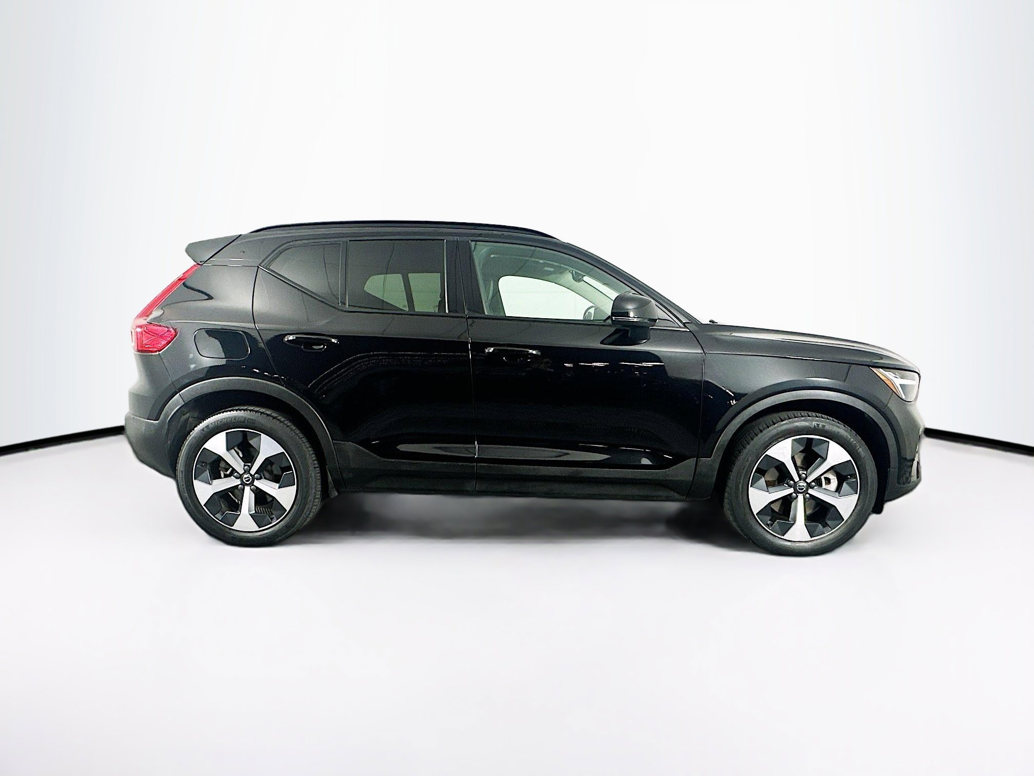 Used 2024 Volvo XC40 B5 Core image 10