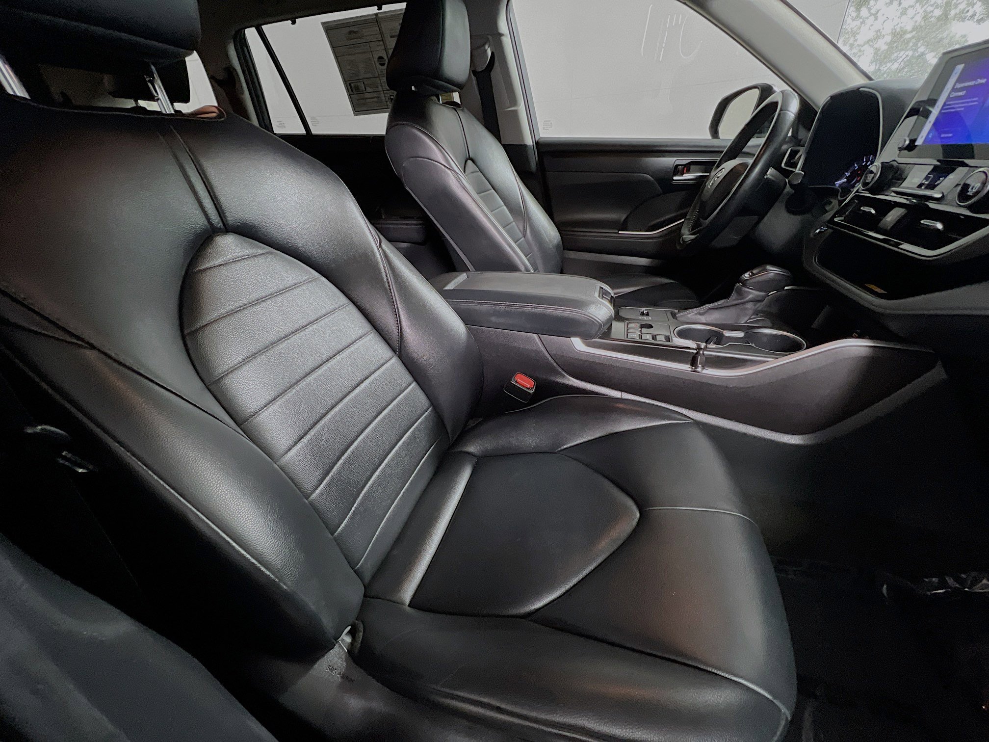 Used 2023 Toyota Highlander XLE image 31