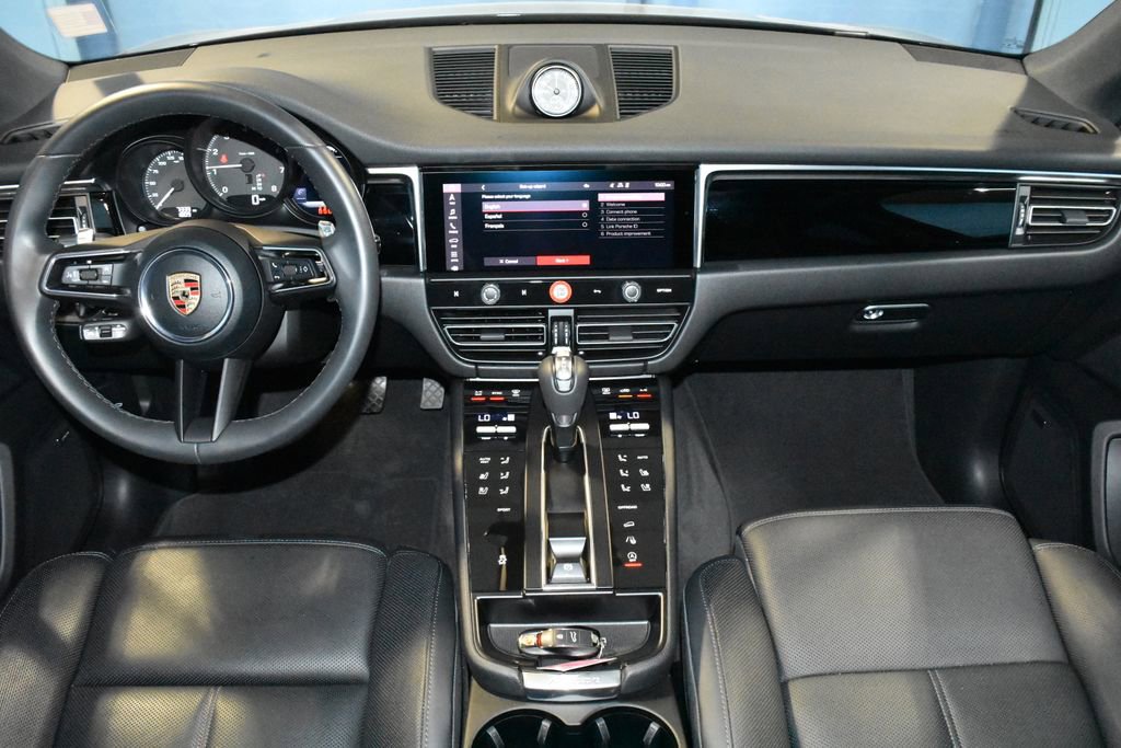 Certified 2025 Porsche Macan image 9