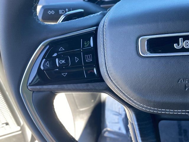Used 2023 Jeep Grand Cherokee Overland w/ Luxury Tech Group IV AWD/4WD image 39