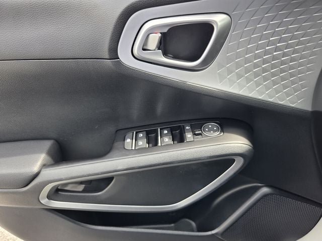 Used 2025 Kia Soul LX w/ LX Technology Package FWD image 31