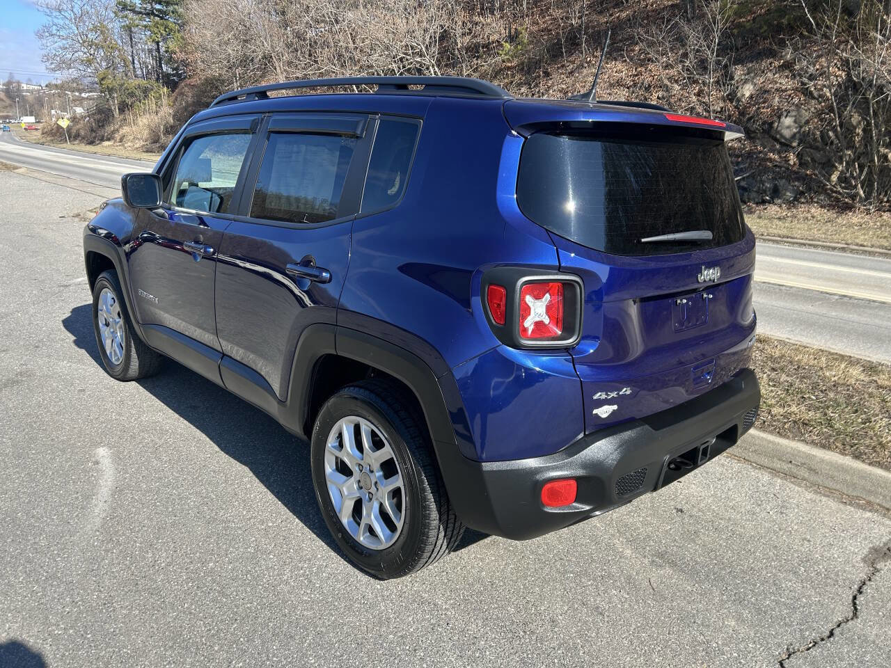 Used 2018 Jeep Renegade Latitude w/ Cold Weather Group AWD/4WD image 5