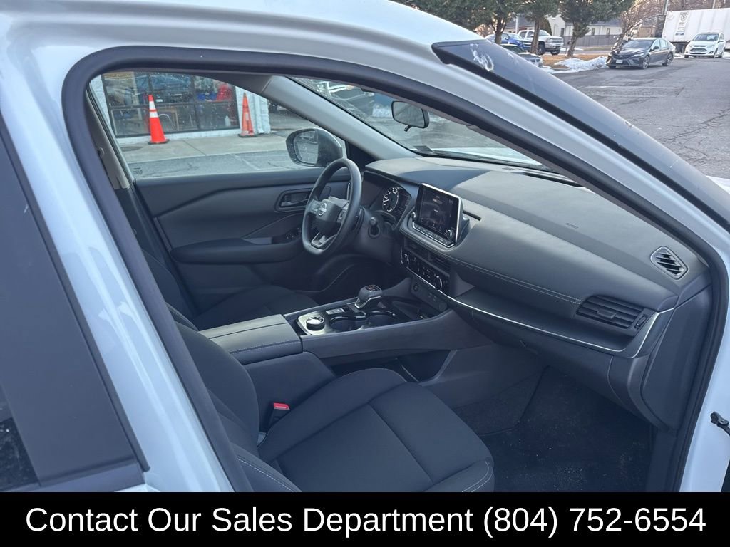Used 2025 Nissan Rogue S image 14