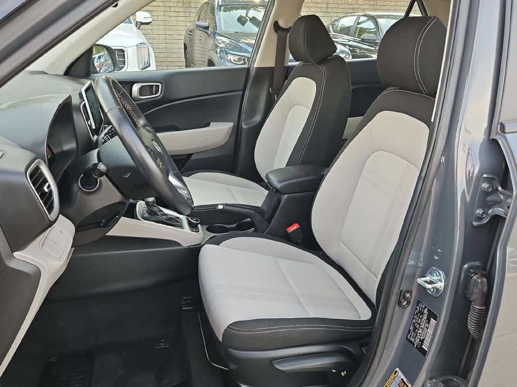 Used 2025 Hyundai Venue SEL FWD image 25