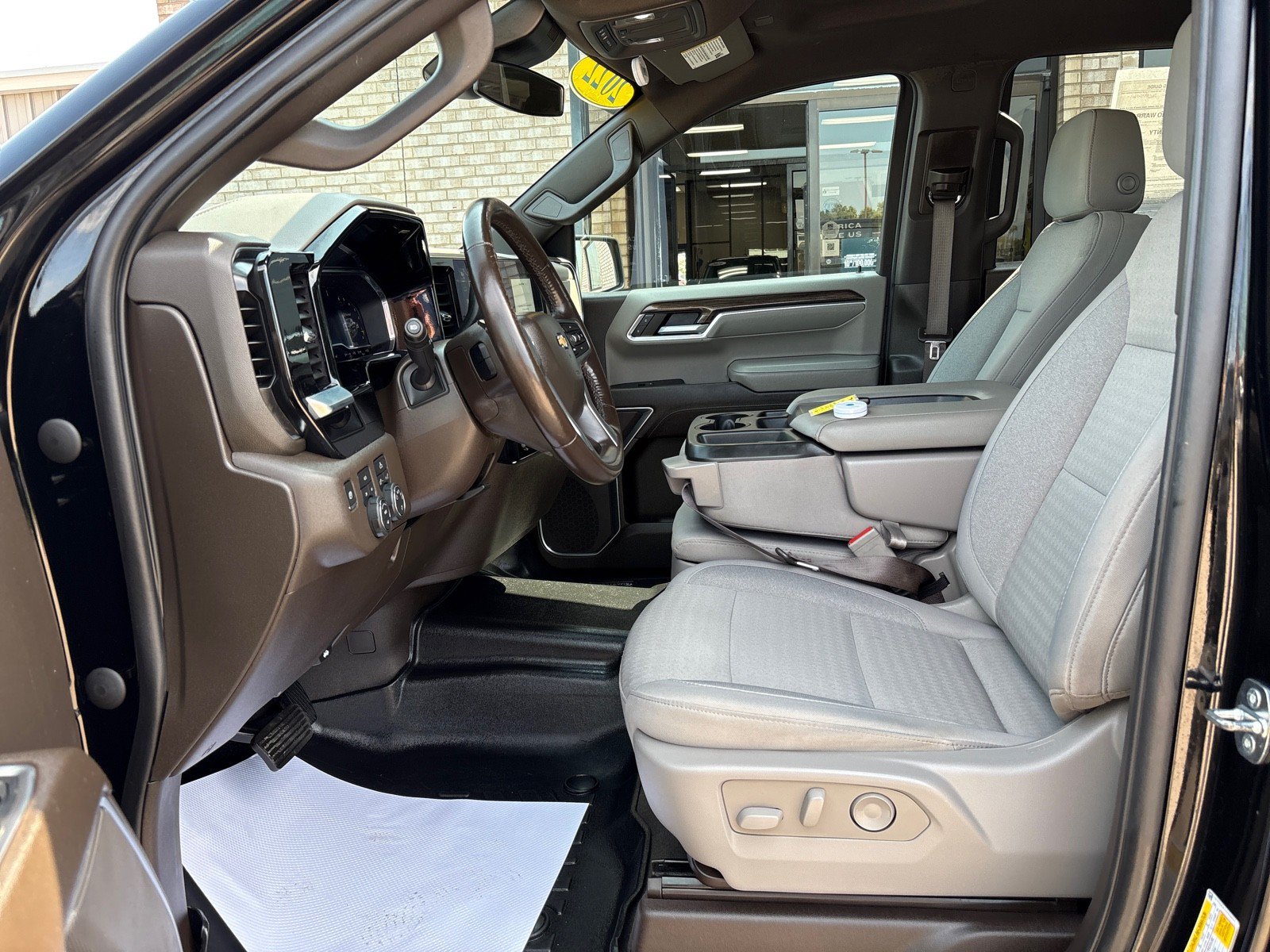 Used 2022 Chevrolet Silverado 1500 LT AWD/4WD image 3