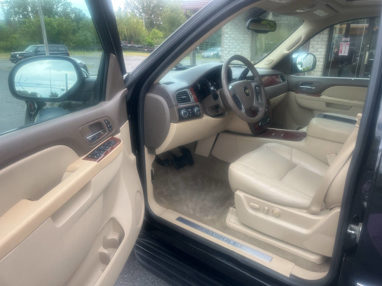 Used 2013 Chevrolet Suburban LTZ image 13