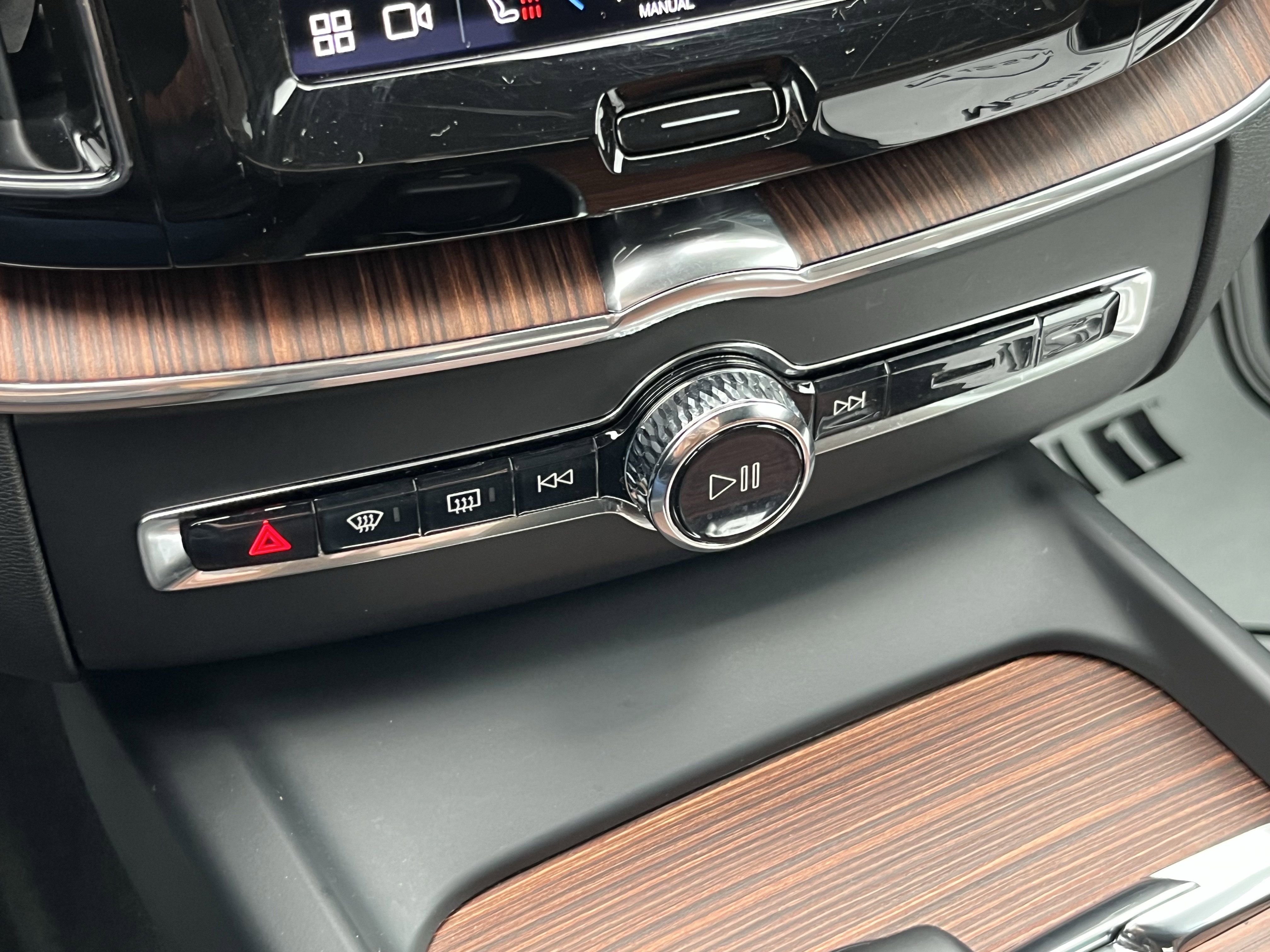 Used 2023 Volvo XC60 T8 Plus image 26